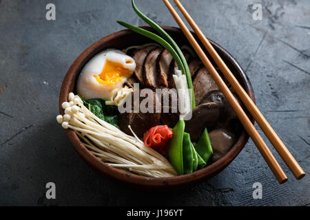 Asian Shiitake, Enoki, Cipolline Funghi a base di noodle all'uovo o ramen Foto Stock
