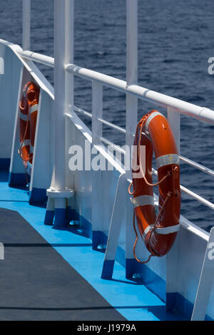 La vita bouys - Due salvagenti anulari sul recinto del ponte di nave con il mare in background, piccole DOF, focus poco profonda Foto Stock