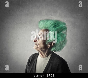 Vecchia Signora con i capelli verdi Foto Stock