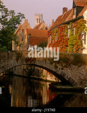 Il verde Quay Canal, Bruges, Belgio Foto Stock