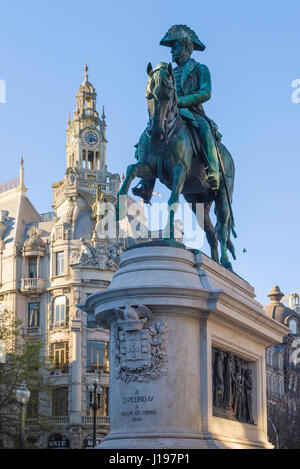 Statua di Dom Pedro IV, vista della statua di Dom Pedro IV all'estremità meridionale dell'Avenida dos Aliados nel centro di Porto, Portogallo. Foto Stock