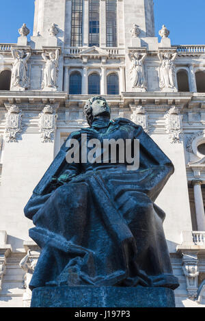 Statua di Porto Portogallo, vista della statua di Almeida Garrett di fronte al municipio di Porto nella Avenida dos Aliados, Portogallo. Foto Stock