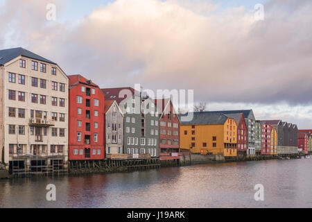 Tradizionale linea di magazzini ai lati del Fiume Nidelva come fluisce attraverso Trondheim, Norvegia. Foto Stock