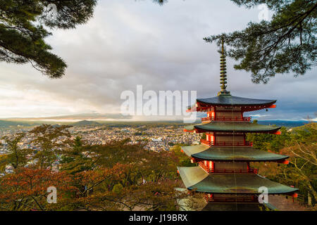 Monte Fuji e Chureito pagoda rossa con colorati di lasciare ad albero in autunno, Giappone Foto Stock