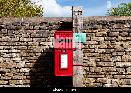 Red post box nel centro del villaggio di Barton, Oxfordshire, England, Regno Unito Foto Stock