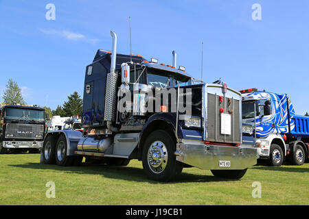 Porvoo, Finlandia - luglio 2, 2016: blu scuro kenworth w900 carrello trattore anno 1982 sul display su riverside riunione del carrello 2016. Foto Stock