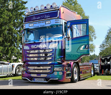 Porvoo, Finlandia - luglio 2, 2016: colorful scania r520 carrello trattore di martin pakos della Slovacchia su riverside riunione del carrello 2016. Foto Stock