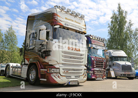 Porvoo, Finlandia - luglio 2, 2016: scania streamline r25 (R450) di martin pakos 25 anni sulla strada in un gruppo di altri show truck su riverside carrello m Foto Stock