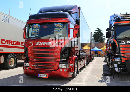 Porvoo, Finlandia - luglio 2, 2016: nuovo bellissimo rosso e nero scania r730 carrello e rimorchio pieno sul lungofiume annuale riunione del carrello 2016. Foto Stock