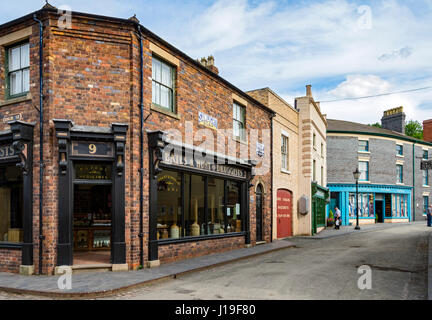 La Farmacia a Blists Hill cittadina in stile vittoriano, vicino Madeley, Shropshire, Inghilterra, Regno Unito. Foto Stock