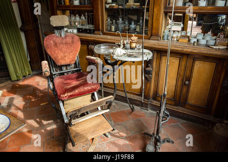 Vintage poltrona del dentista all'interno della Farmacia a Blists Hill cittadina in stile vittoriano, vicino Madeley, Shropshire, Inghilterra, Regno Unito. Foto Stock