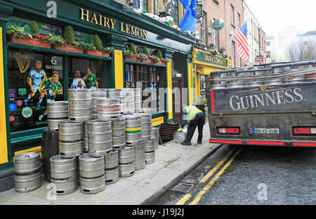 La consegna di Guinness barili di birra al pub tradizionale, città di Dublino in Irlanda, Repubblica Irlandese Foto Stock