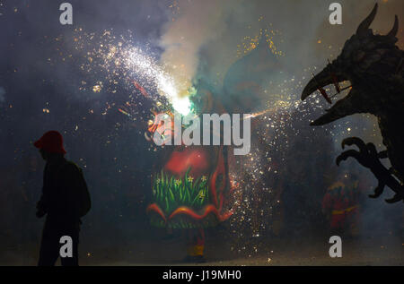 Barcellona: Correfoc, tipica catalana celebrazione in cui draghi e demoni armati con fuochi d'artificio danza attraverso le strade. Foto Stock