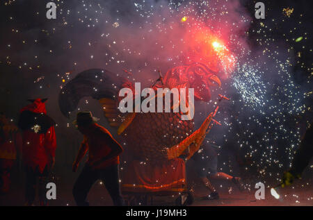 Barcellona: Correfoc, tipica catalana celebrazione in cui draghi e demoni armati con fuochi d'artificio danza attraverso le strade. Foto Stock