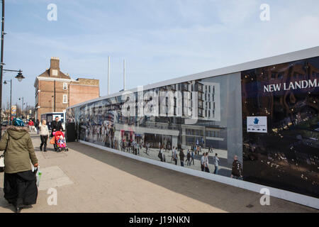 Pannelli pubblicitari intorno a White Hart Lane Football Stadium promettente rigenerazione urbana che verrà con un nuovo stadio. Tottenham Calcio Club als Foto Stock