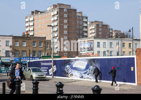 Pannelli pubblicitari intorno a White Hart Lane Football Stadium promettente rigenerazione urbana che verrà con un nuovo stadio. Tottenham Calcio Club als Foto Stock