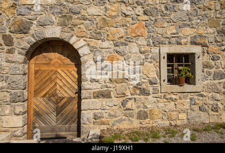 Il vecchio tradizionale di pietra casa carsica in piccoli hill top village di Stanjel nella regione di Primorska in Slovenia Foto Stock