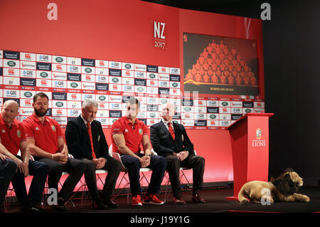 (Da sinistra a destra) British & Irish Lions' Neil Jenkins, Andy Farrell, capo allenatore Warren Gatland, capitano Sam Warburton e tour manager John Spencer durante il britannico e irlandese squadra Lions annuncio al Hilton London Syon Park. Foto Stock