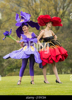 Lauren verde (sinistra) che indossa un abito di Iris e Abi Moore (destra) che indossa un abito di papavero dal pluripremiato Nuova Zelanda artista Jenny Gillies davanti all'apertura della molla di Harrogate Flower Show. Foto Stock