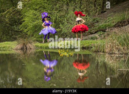 Lauren verde (sinistra) che indossa un abito di Iris e Abi Moore (destra) che indossa un abito di papavero dal pluripremiato Nuova Zelanda artista Jenny Gillies davanti all'apertura della molla di Harrogate Flower Show. Foto Stock