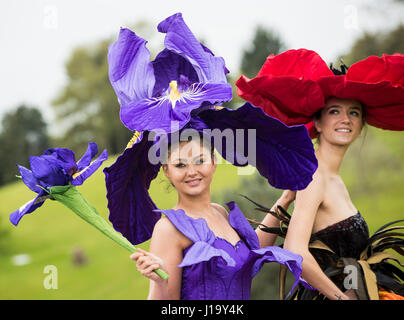 Lauren verde (sinistra) che indossa un abito di Iris e Abi Moore (destra) che indossa un abito di papavero dal pluripremiato Nuova Zelanda artista Jenny Gillies davanti all'apertura della molla di Harrogate Flower Show. Foto Stock