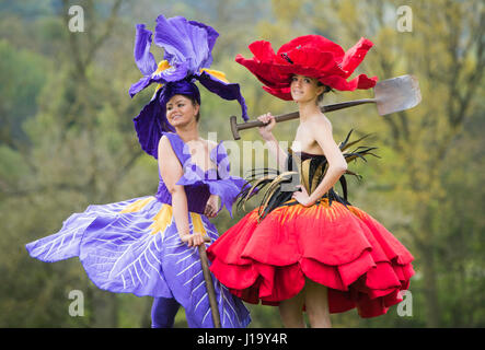 Lauren verde (sinistra) che indossa un abito di Iris e Abi Moore (destra) che indossa un abito di papavero dal pluripremiato Nuova Zelanda artista Jenny Gillies davanti all'apertura della molla di Harrogate Flower Show. Foto Stock