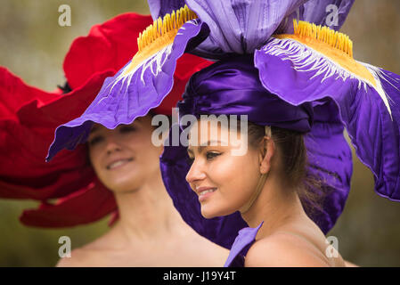 Lauren verde (sinistra) che indossa un abito di Iris e Abi Moore (destra) che indossa un abito di papavero dal pluripremiato Nuova Zelanda artista Jenny Gillies davanti all'apertura della molla di Harrogate Flower Show. Foto Stock