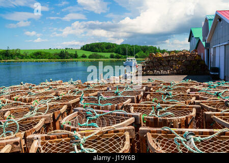 Le trappole a base di aragosta su una banchina nelle zone rurali di Prince Edward Island, Canada. Foto Stock