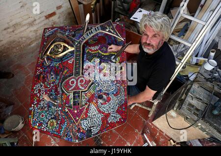 Guy Portelli con la sua scultura della US pop Legend principe nel suo studio di Tonbridge, Kent, alla vigilia del primo anniversario della morte del principe sul XXI Aprile e sarà in funzione il Chelsea Art Fair entro questo mese. Foto Stock