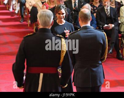 Victoria Beckham riceve la sua OBE dal Duca di Cambridge durante una cerimonia di investitura a Buckingham Palace a Londra. Foto Stock