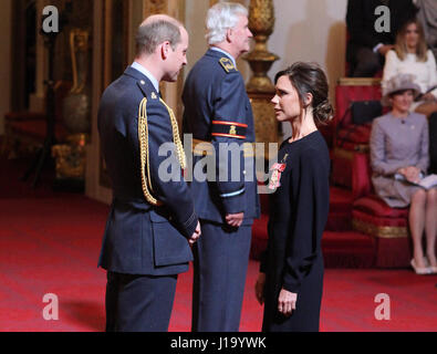 Victoria Beckham riceve la sua OBE dal Duca di Cambridge durante una cerimonia di investitura a Buckingham Palace a Londra. Foto Stock