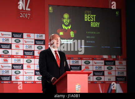 John Spencer, manager del tour, con Rory Best sul grande schermo durante l'annuncio della squadra Lions britannica e irlandese all'Hilton London Syon Park. PREMERE ASSOCIAZIONE foto. Data foto: Mercoledì 19 aprile 2017. Vedere la storia di PA RugbyU Lions. Il credito fotografico dovrebbe essere: Adam Davy/PA filo Foto Stock