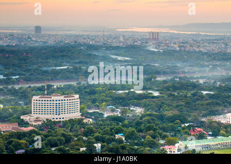 Mandalay con il lago di montagna, templi e pagode visto dalla collina di Mandalay al tramonto, la Birmania. Foto Stock