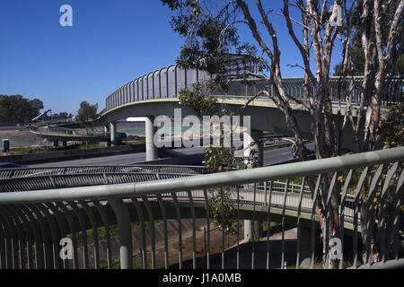 Brisbane, Australia: spirale pedoni e ciclisti ponte attraverso M1 Gateway in autostrada a Bracken Ridge Foto Stock