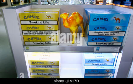 Blocchi di camel sigarette di stand per la vendita in Saint Martin's Princess Juliana airport duty free store. Foto Stock