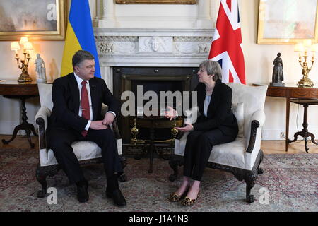 Il primo ministro Theresa Maggio ospita il presidente ucraino Petro Poroshenko per colloqui a 10 Downing Street, Londra. Foto Stock