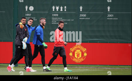 Il Manchester United portieri David De Gea, Sergio Romero, Joel Castro Pereira e giocatore Ander Herrera durante la sessione di formazione presso l'AON addestramento complesso, Carrington. Foto Stock