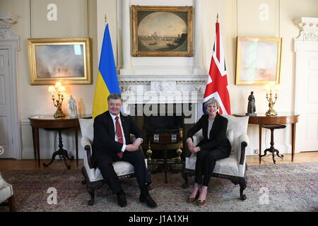 Il primo ministro Theresa Maggio ospita il presidente ucraino Petro Poroshenko per colloqui a 10 Downing Street, Londra. Foto Stock