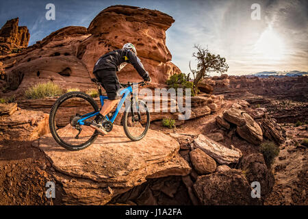 Kyle Mears mountain bike sul sentiero Hymasa, Moab, Utah. Foto Stock