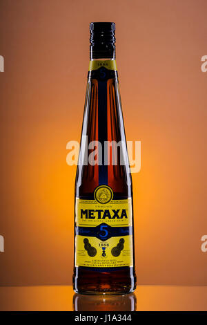 Metaxa sul gradiente dello sfondo. Foto Stock