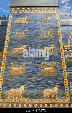 Vetri colorati pannelli di mattoni della facciata del primo minore Ishtar Gate, Babilonia, risalente al 604-562 A.C. Babilonia (attuale Iraq). La Ishtar Foto Stock