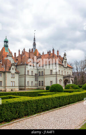 Il castello di caccia del conte Schonborn in Carpaty. In passato - Beregvar Village, Regione Zakarpattja, Ucraina. Costruito nel 1890. Foto Stock