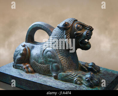 Statuetta in bronzo di un leone dal primo persiano o Impero Achemenide 6 al 5° cent. BC scavate dall'Acropoli Susa, presente giorno Iran.. L Foto Stock