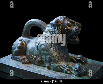 Statuetta in bronzo di un leone dal primo persiano o Impero Achemenide 6 al 5° cent. BC scavate dall'Acropoli Susa, presente giorno Iran.. L Foto Stock