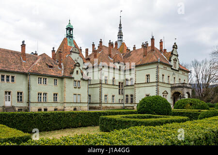 Il castello di caccia del conte Schonborn in Carpaty. In passato - Beregvar Village, Regione Zakarpattja, Ucraina. Costruito nel 1890. Foto Stock