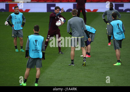 Anderlecht Head Coach Rene Weiler durante la sessione di formazione a Old Trafford, Manchester. Foto Stock