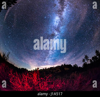 La Via Lattea con una qualche luce rossa in primo piano. Foto Stock