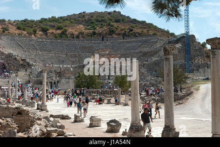 Efeso, Turchia - 14 Settembre: i turisti stanno visitando il teatro antico il 14 settembre 2012, in Efeso in Turchia. Le rovine di Efeso sono un favori Foto Stock