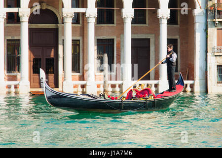 Venezia, Italia - Feb 02, 2015: tipico canale scena di gondole e gondolieri a Venezia, Veneto, Italia Foto Stock