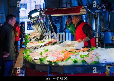 Venezia, Italia - Feb 03, 2015: Scena di mercato con venditori e acquirenti nel mercato di Rialto, Venezia, Veneto, Italia Foto Stock